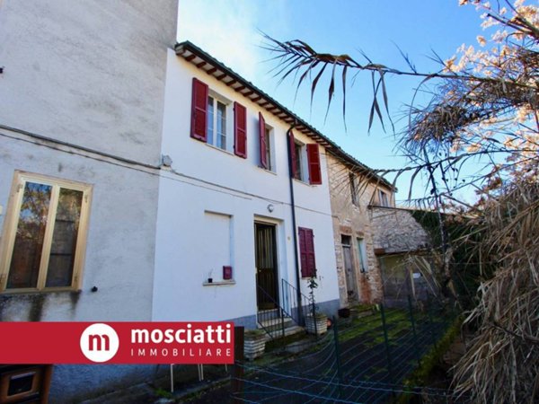 casa indipendente in vendita a Fabriano in zona Rocchetta