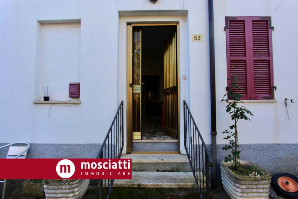 casa indipendente in vendita a Fabriano in zona Rocchetta