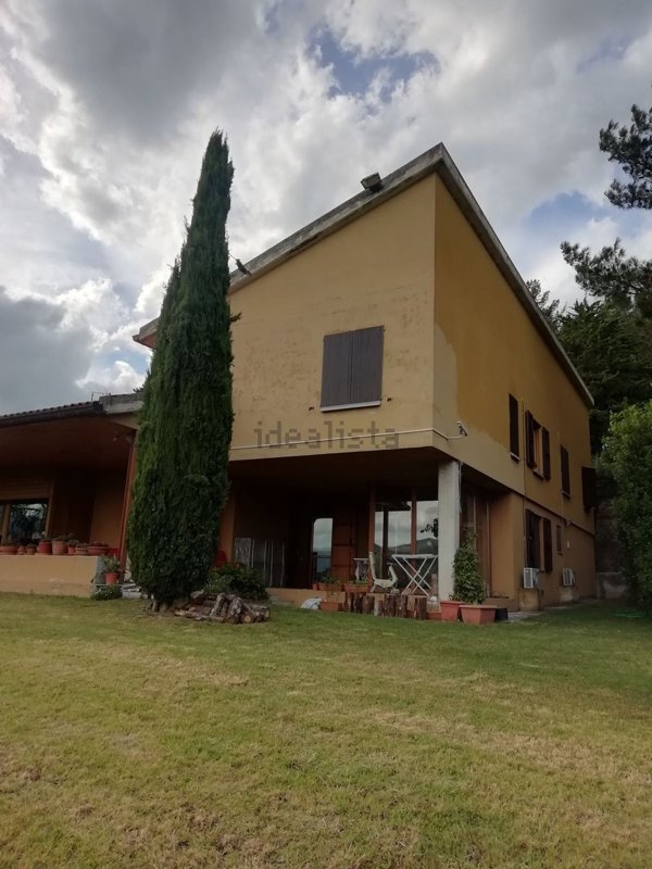 casa indipendente in vendita a Fabriano