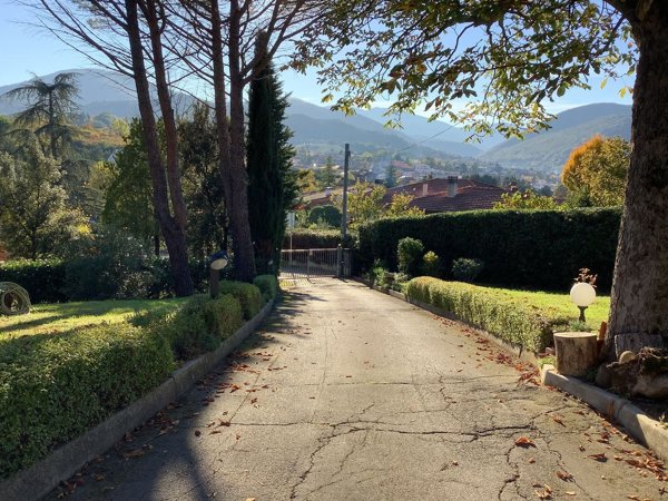 casa indipendente in vendita a Fabriano