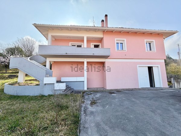 casa indipendente in vendita a Fabriano