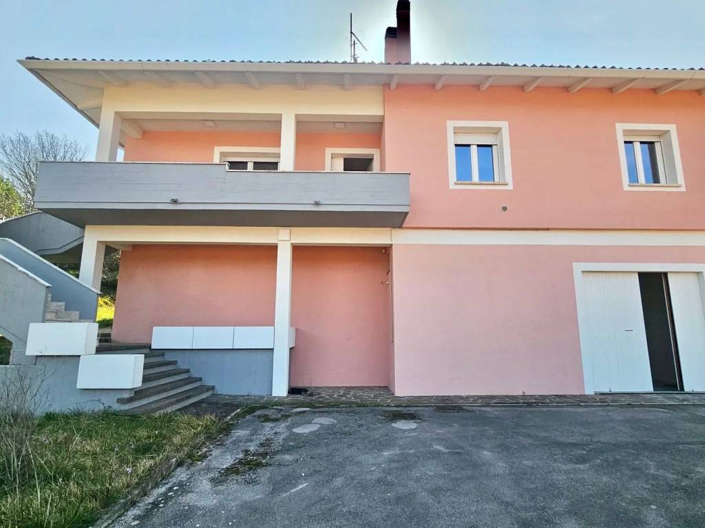 casa indipendente in vendita a Fabriano