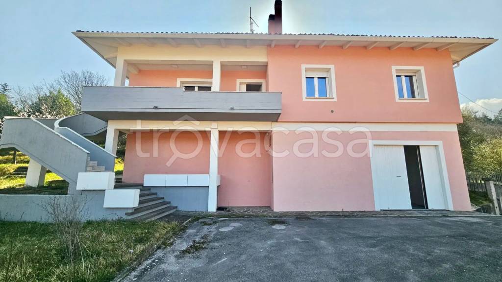 casa indipendente in vendita a Fabriano