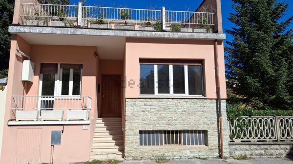 casa indipendente in vendita a Fabriano