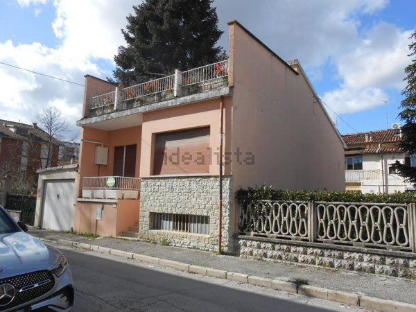 casa indipendente in vendita a Fabriano