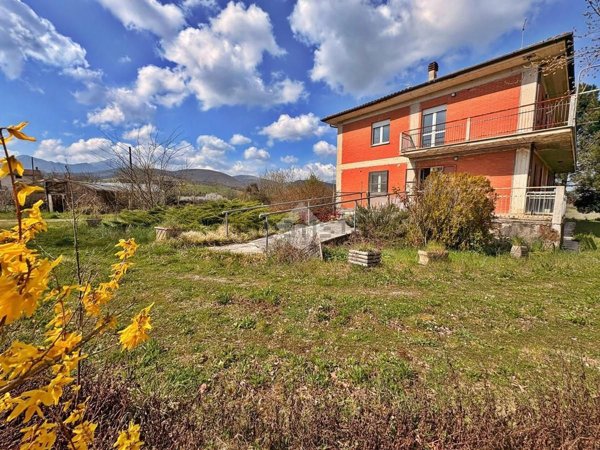 casa indipendente in vendita a Fabriano in zona San Donato