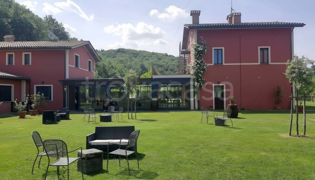 negozio in vendita a Fabriano in zona Precicchie/Grotte