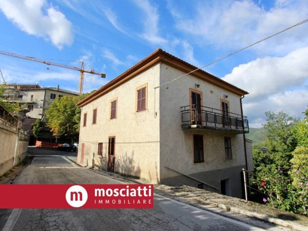 casa indipendente in vendita a Fabriano in zona Collamato