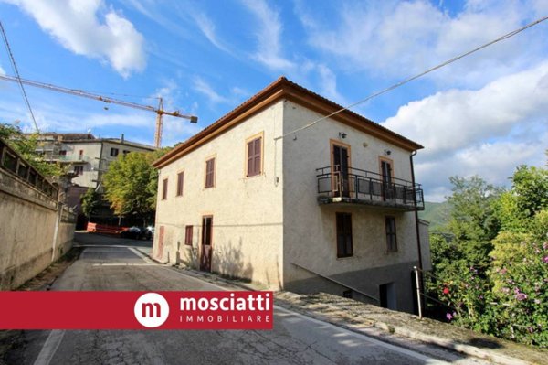 casa indipendente in vendita a Fabriano in zona Collamato