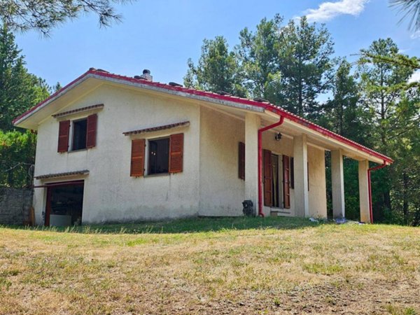 casa indipendente in vendita a Fabriano in zona Precicchie/Grotte
