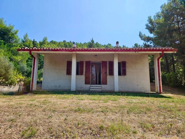 casa indipendente in vendita a Fabriano in zona Precicchie/Grotte