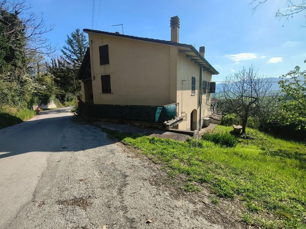 casa indipendente in vendita a Fabriano