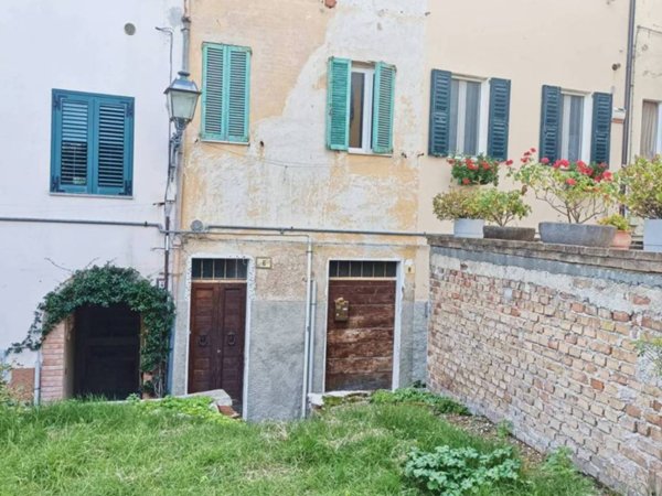 casa indipendente in vendita a Fabriano