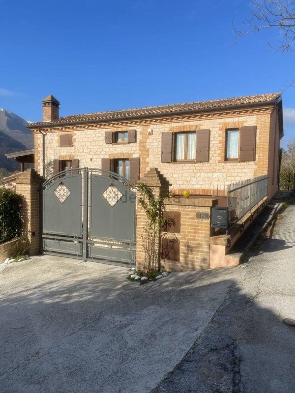 casa indipendente in vendita a Fabriano in zona Bastia