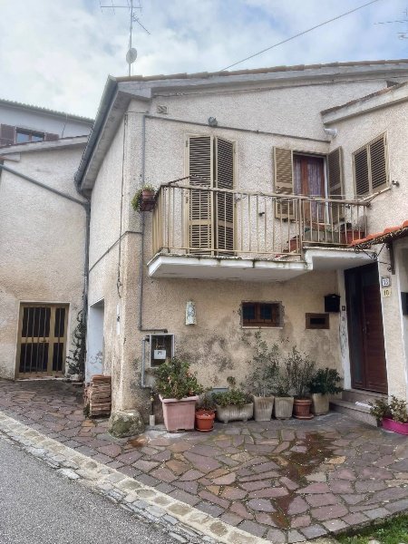 casa indipendente in vendita a Fabriano in zona Marischio