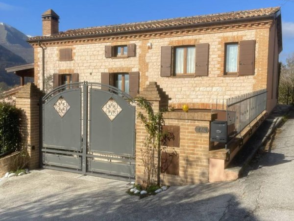 casa indipendente in vendita a Fabriano in zona Bastia