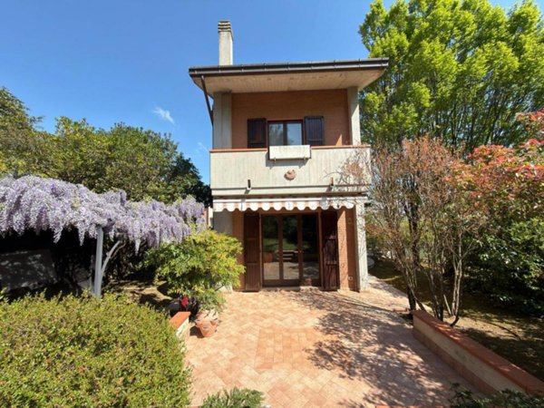 casa indipendente in vendita a Fabriano in zona Marischio