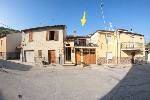 casa indipendente in vendita a Fabriano in zona Attiggio