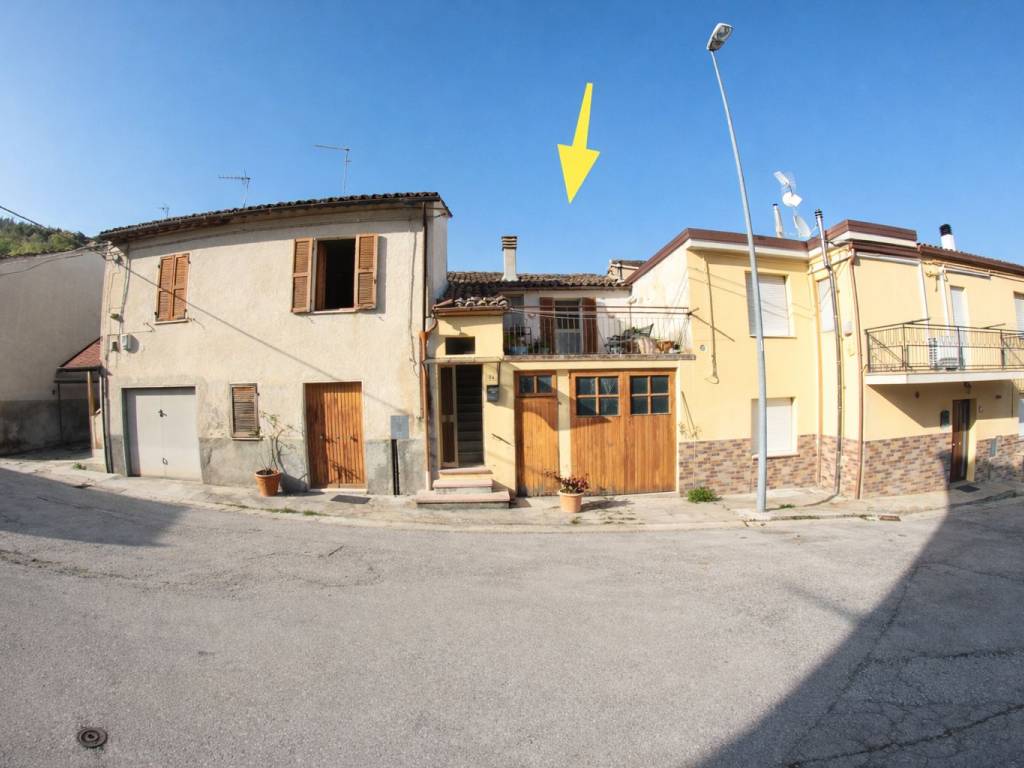 casa indipendente in vendita a Fabriano in zona Attiggio