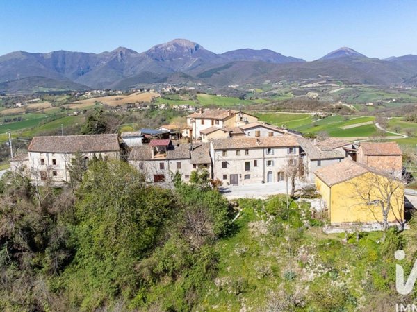 casa indipendente in vendita a Fabriano in zona Nebbiano