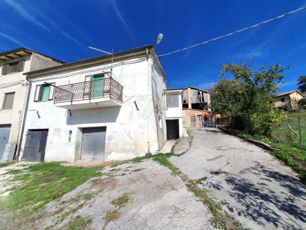 casa indipendente in vendita a Fabriano in zona Moscano