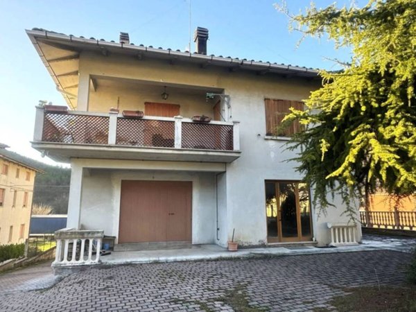 casa indipendente in vendita a Fabriano in zona Borgo Tufico