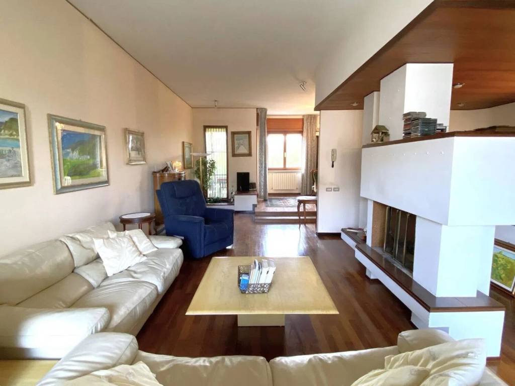 casa indipendente in vendita a Fabriano