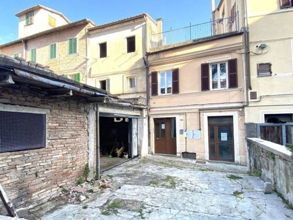 casa indipendente in vendita a Fabriano