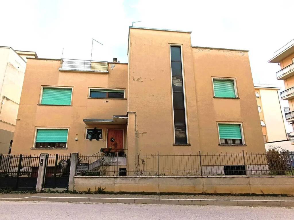 casa indipendente in vendita a Fabriano