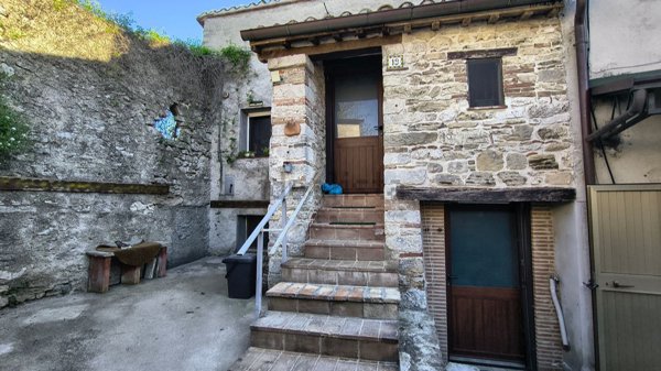 casa indipendente in vendita a Fabriano