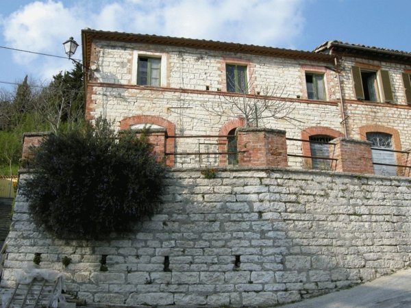 pentavano in vendita a Fabriano in zona Nebbiano