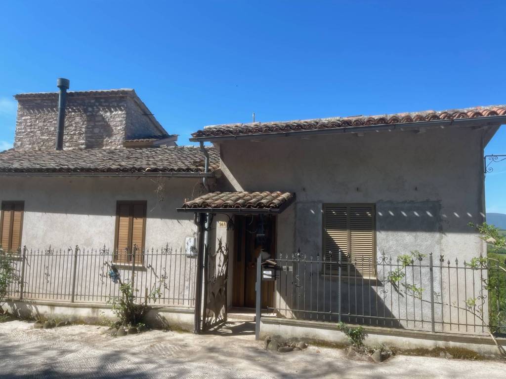 casa indipendente in vendita a Fabriano