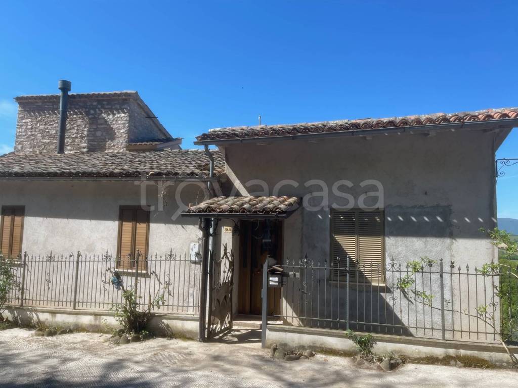 casa indipendente in vendita a Fabriano in zona Vallemontagnana