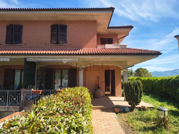 casa indipendente in vendita a Fabriano in zona Marischio