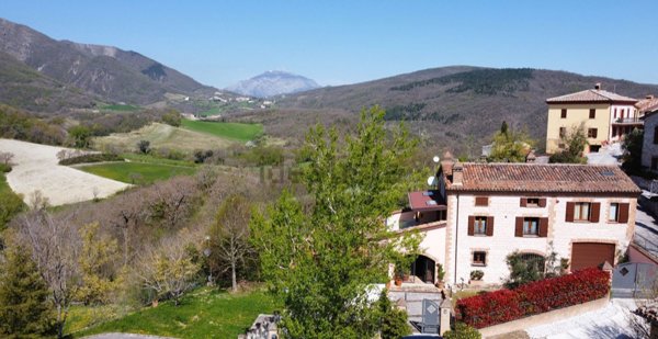 casa indipendente in vendita a Fabriano in zona Bastia