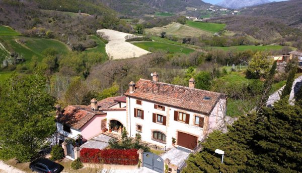 casa indipendente in vendita a Fabriano in zona Bastia