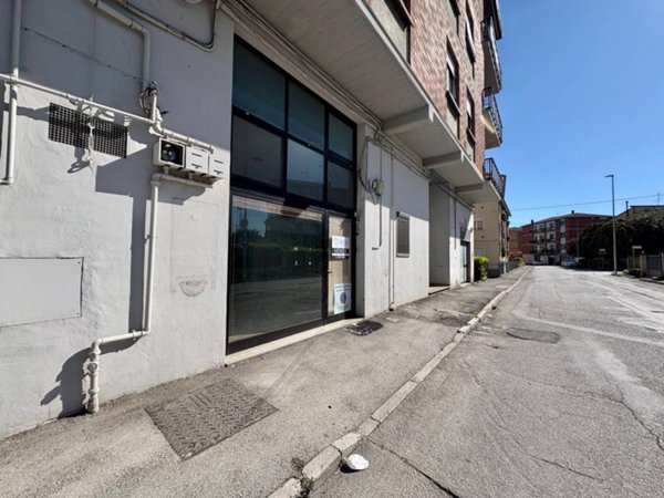 locale commerciale in vendita a Fabriano