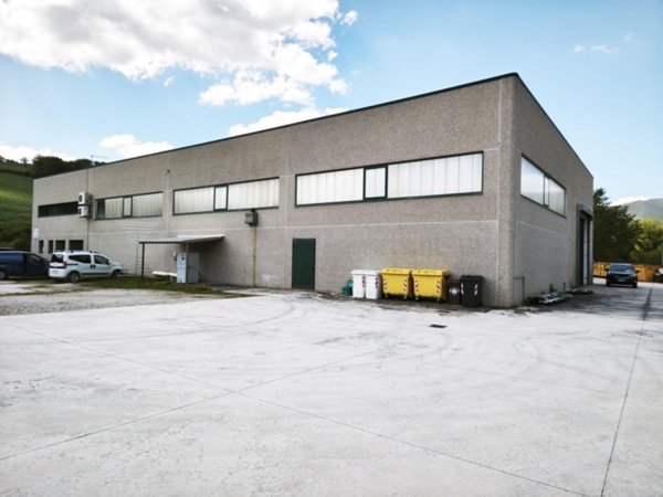 locale commerciale in vendita a Fabriano in zona Marischio