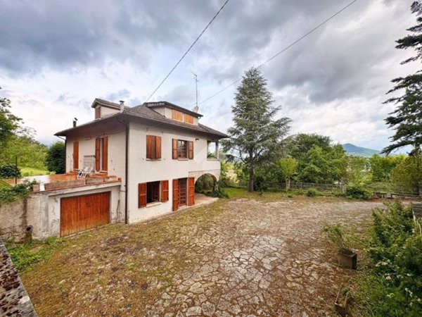 casa indipendente in vendita a Fabriano
