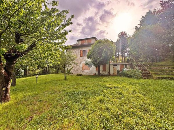 casa indipendente in vendita a Fabriano