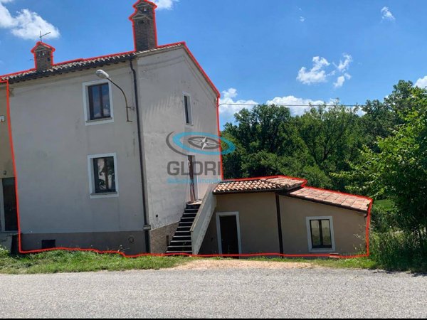 casa indipendente in vendita a Fabriano in zona Attiggio