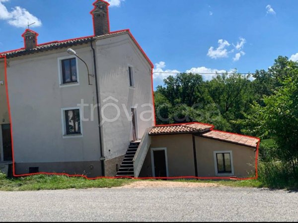casa indipendente in vendita a Fabriano in zona Attiggio