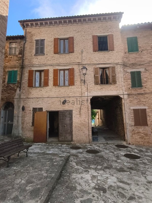 casa indipendente in vendita a Fabriano in zona Collamato