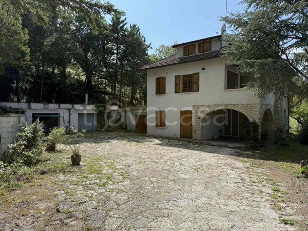 casa indipendente in vendita a Fabriano
