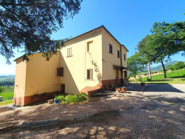 casa indipendente in vendita a Fabriano in zona Collamato