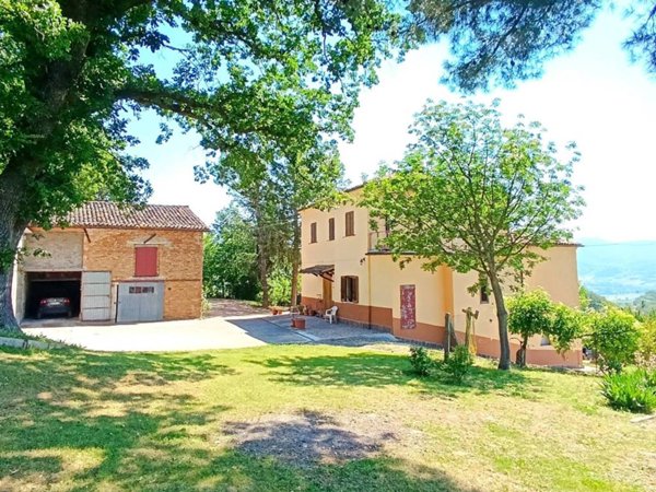 casa indipendente in vendita a Fabriano in zona Collamato