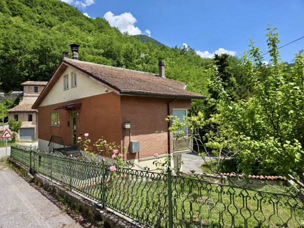 casa indipendente in vendita a Fabriano in zona Albacina