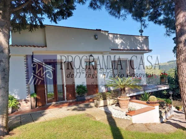 casa indipendente in vendita a Fabriano in zona Collamato