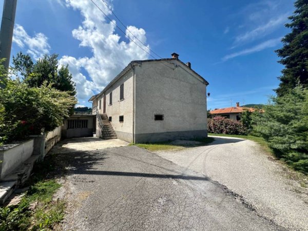 casa indipendente in vendita a Fabriano