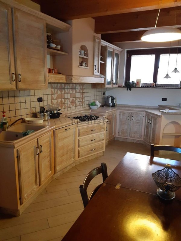 casa semindipendente in vendita a Fabriano in zona Collamato